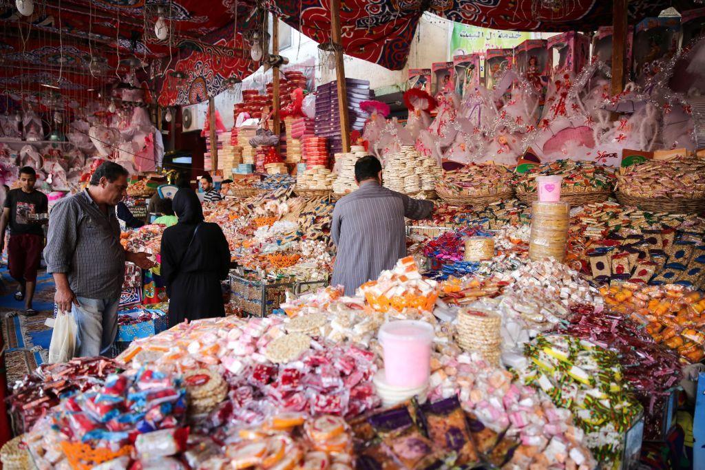 مصريون يتسوقون في أحد شوادر بيع حلوى المولد في القاهرة، مصر، في 18 نوفمبر/تشرين الثاني 2018.