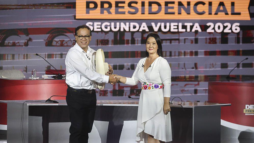 Roberto Sánchez, candidato presidencial del partido Juntos por el Perú (izquierda), y Keiko Fujimori, candidata presidencial del partido Fuerza Popular, durante un debate.