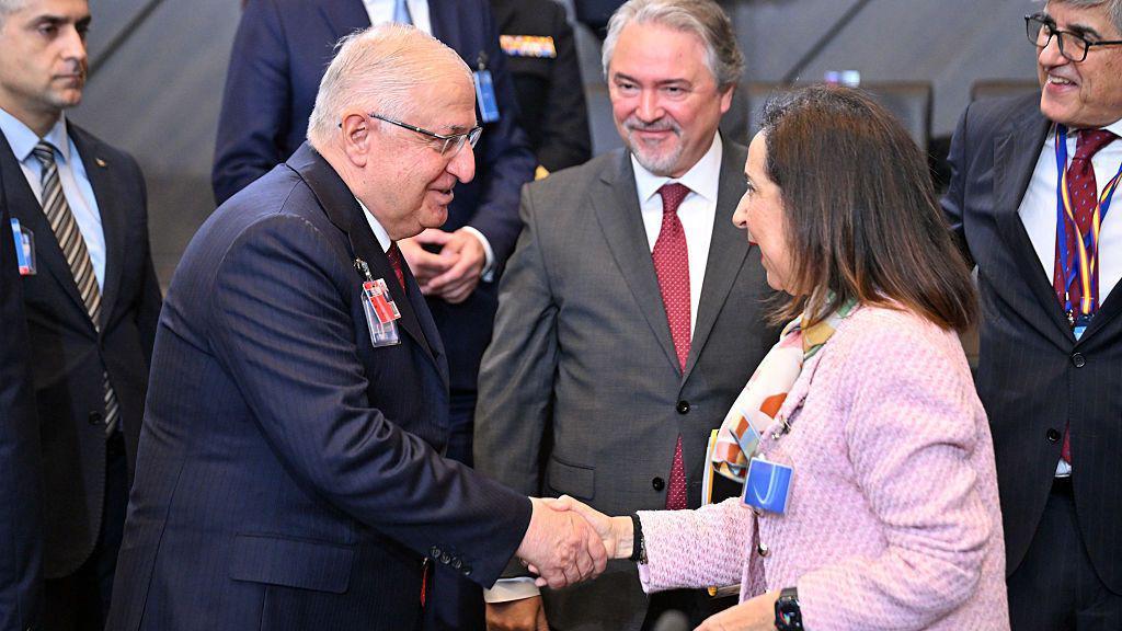 Yaşar Güler İspanyol kadın bakanla el sıkışıyor, arkada başka bakanlar da onlara bakıyor