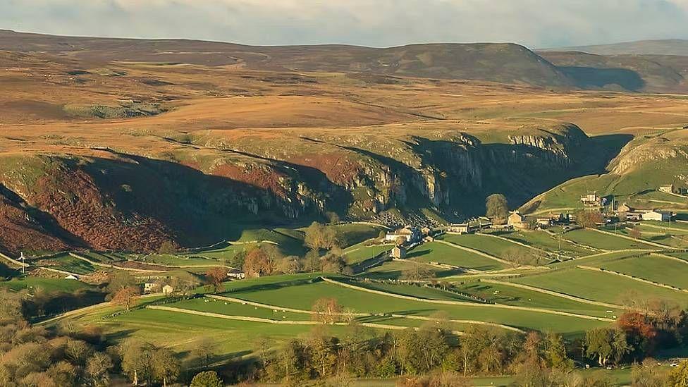 Casas en el campo rodeadas de colinas en Holwick, en el Valle de Teesdale