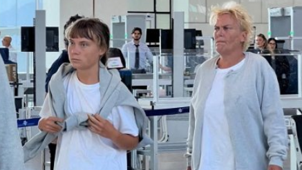Greta Thumberg (izq.) y otros activistas en el aeropuerto.