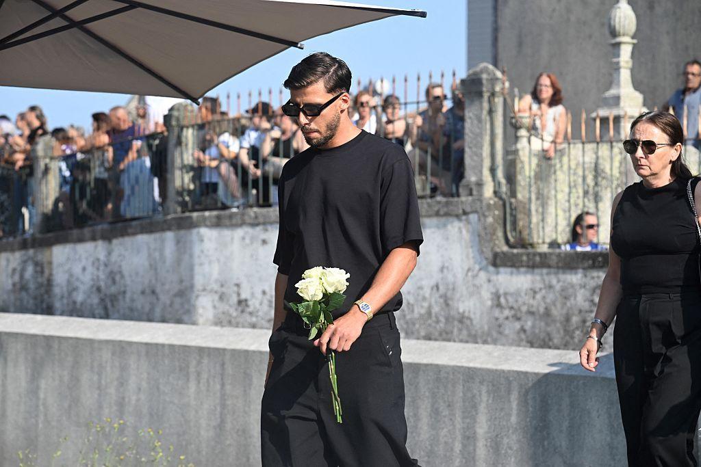 Jugador de Manchester City Ruben Dias lleva unas rosas blancas cuando entra en la iglesia