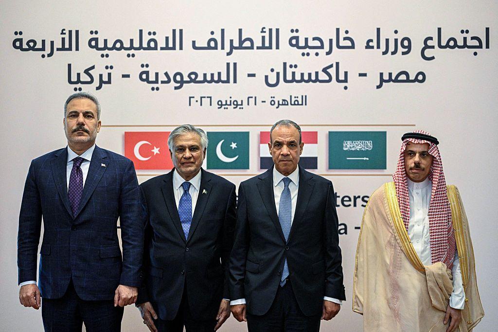 من اليسار إلى اليمين: وزير الخارجية التركي هاكان فيدان، ووزير الخارجية الباكستاني إسحاق دار، ووزير الخارجية المصري بدر عبد العاطي، ووزير الخارجية السعودي الأمير فيصل بن فرحان، يلتقطون صورة تذكارية قبيل اجتماع في القاهرة في 21 يونيو/حزيران 2026.