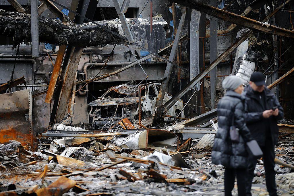 Restos de un concesionario de vehículos destruido por un ataque de EE.UU. en Teherán.