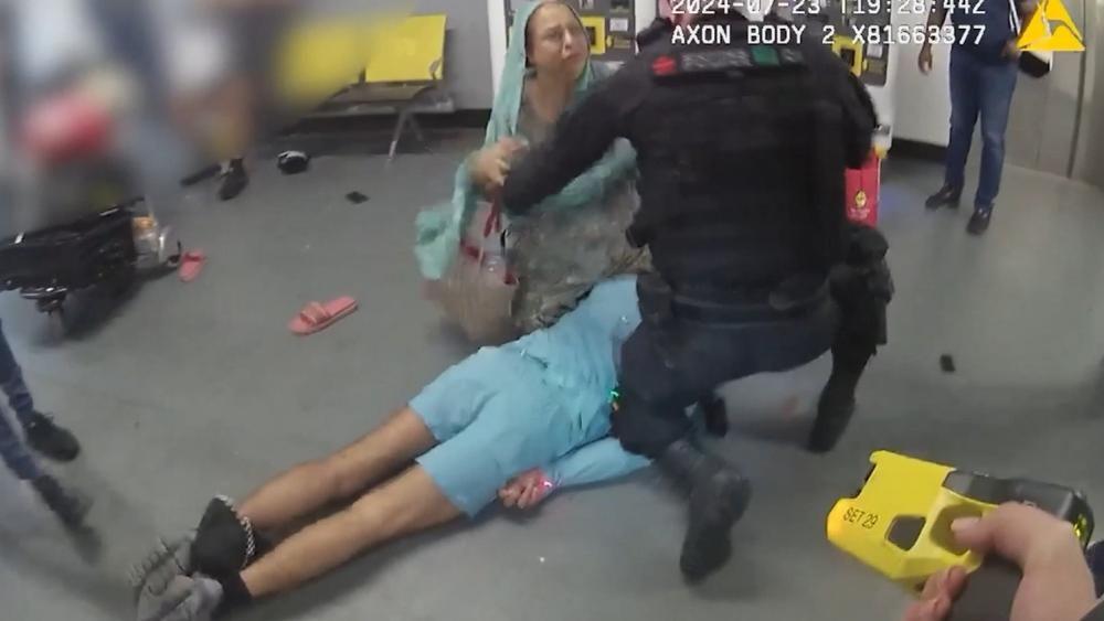 جیوری کو دکھائی گئی ویڈیو میں عماز کو ٹیزر سے نشانہ بنائے جانے کا لمحہ بھی شامل تھا۔