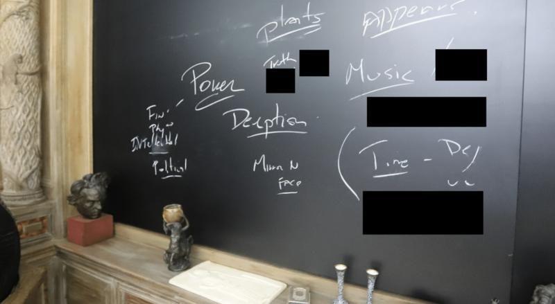 Una foto de palabras escritas en una pizarra —que parece formar un mapa mental— dentro de una oficina en la propiedad insular de Epstein está dando lugar a especulaciones sobre cuáles serían las palabras ilegibles y las que fueron borradas, y sobre el significado del mensaje. Entre las palabras visibles y legibles se encuentran: "power" (poder), "deception" (engaño), "mirror in face" (espejo en la cara), "time" (tiempo), "intellectual" (intelectual), "political" (político), "music" (música), ""truth» (verdad) y "appears!" (¡aparece!).