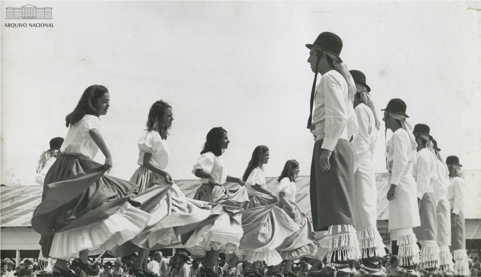 Dança tradicional gaúcha, em foto de 1968. Foto: Arquivo Nacional