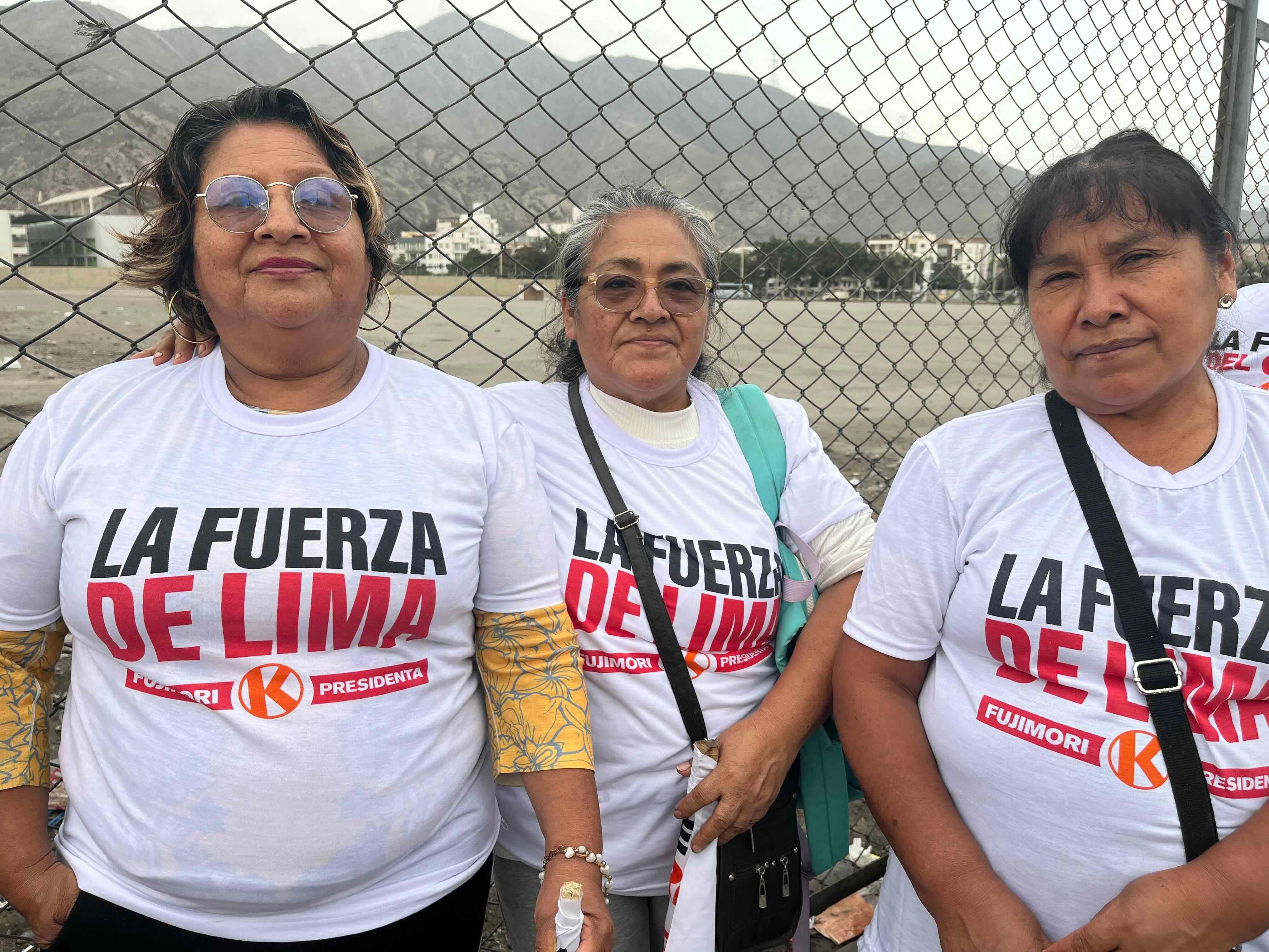 Tres mujeres que apoyan a Keiko Fujimori posan con camisetas que dicen La Fuerza de Lima