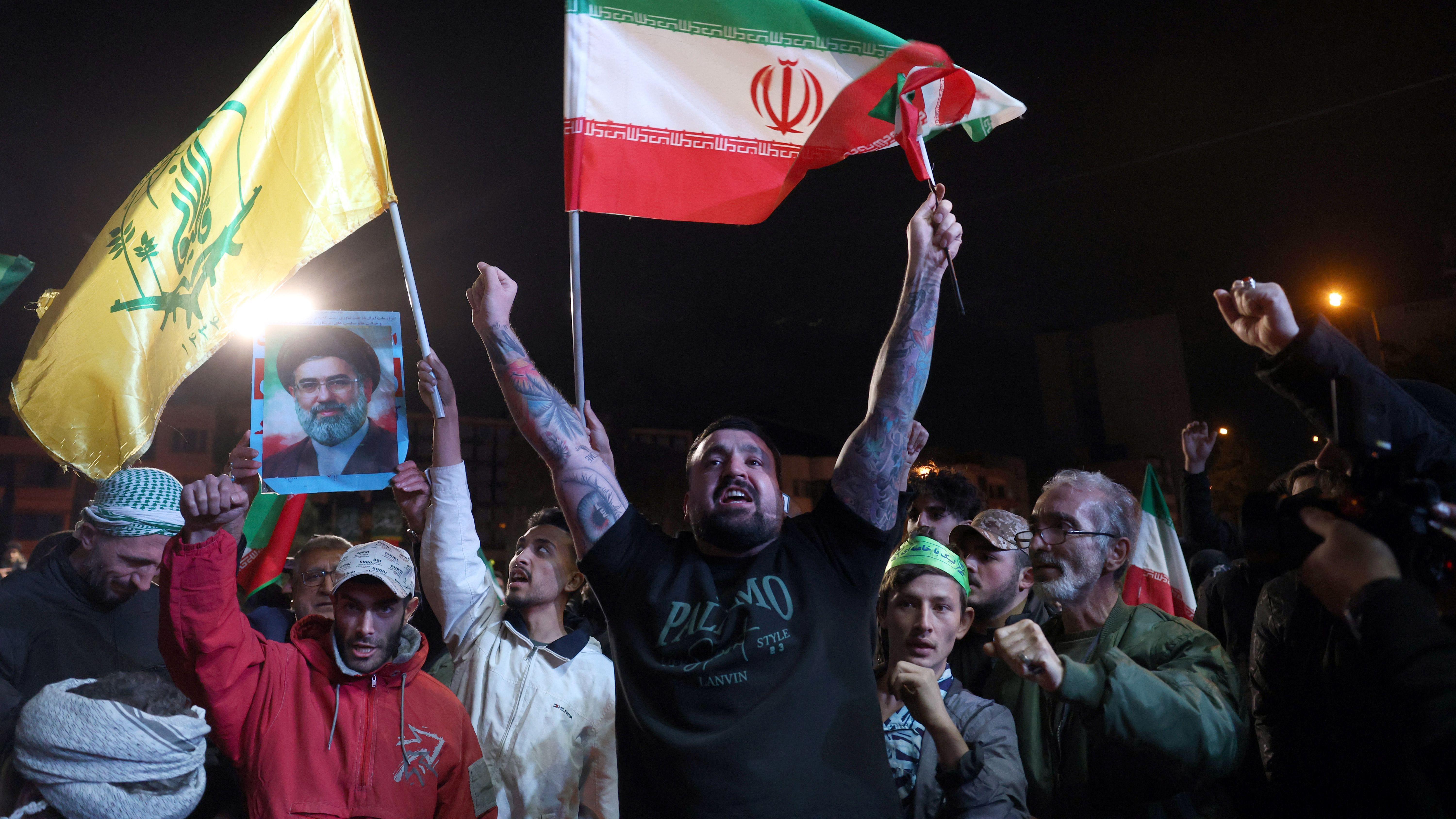 伊朗德黑蘭街頭民眾手持國旗與最高精神領袖穆傑塔巴·哈梅內伊肖像上街慶祝停火（8/4/2026）