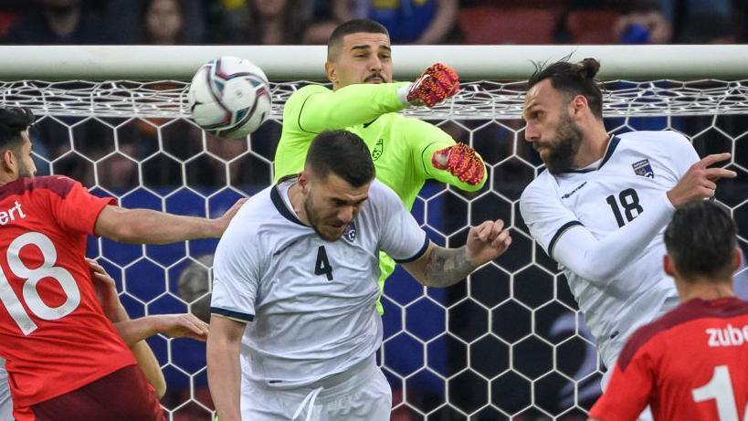 Kosovski golman Arijanet Murići je na pozajmici u italijanskom Sasuolu iz Ipsvič Tauna, dok je Vedat Murići (broj 18) njihov najbolji strelac