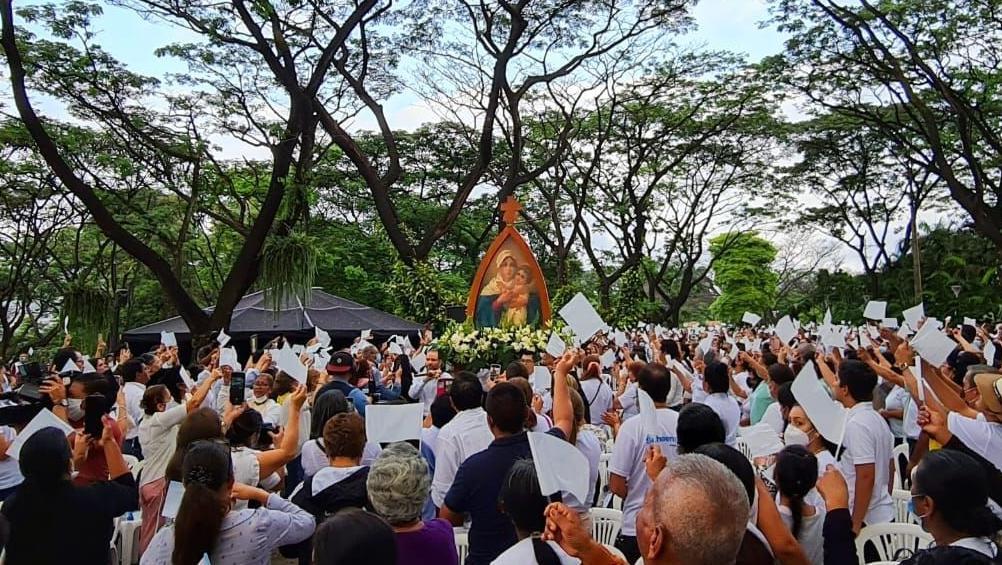 Un grupo de personas del movimiento Schoenstatt en una celebración.