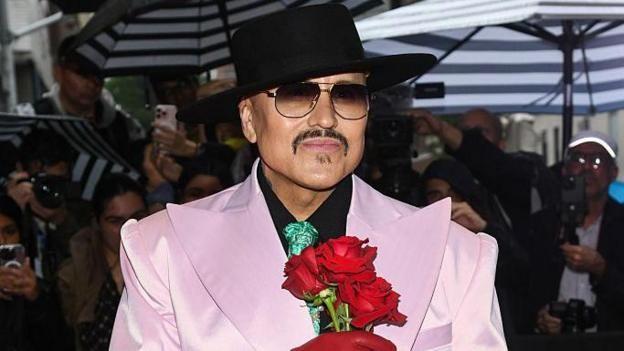 El diseñador de moda estadounidense Willy Chavarria en el Gala Met 2025