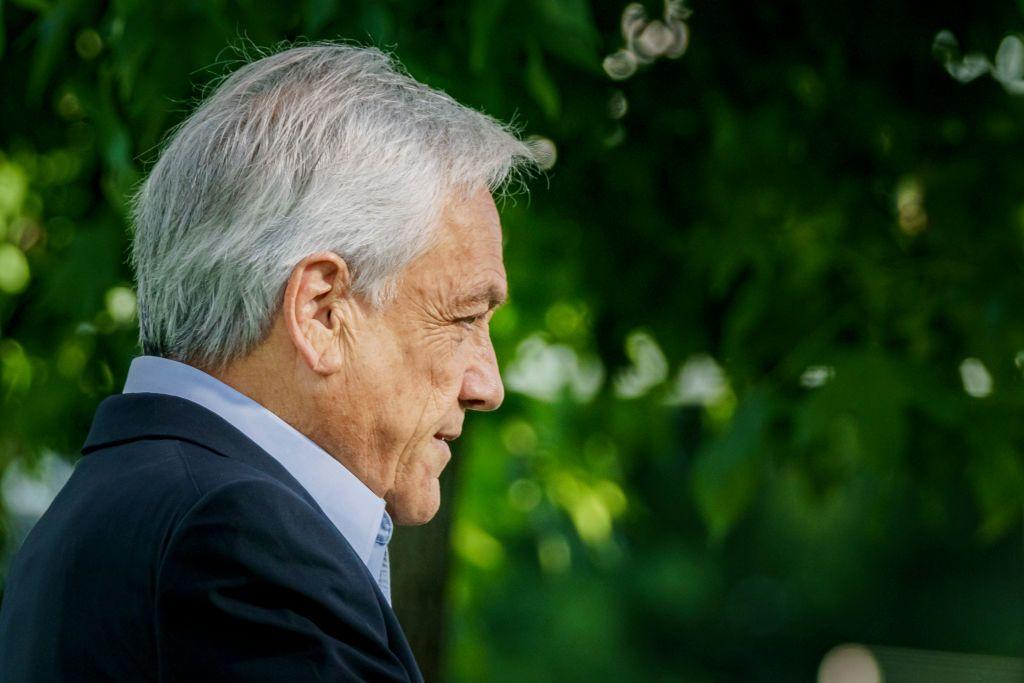 Retrato de Sebastián Piñera en un jardín, luego de dar un discurso en 2021