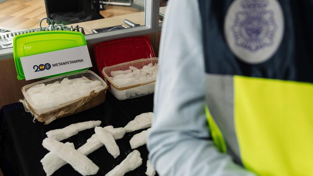 La policía muestra varios kilos de metanfetamina incautada en Europa
