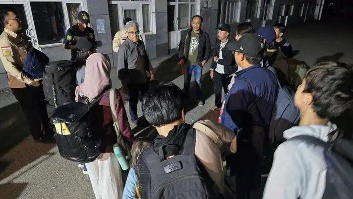 Kementerian Luar Negeri Indonesia menyebut 93 WNI, tiga staf KBRI, dan seorang warga Iran telah dievakuasi dari Iran. Mereka kini berada di Baku, Azerbaijan, dan akan dipulangkan secara bertahap mulai Senin (23/06) sore waktu setempat.
