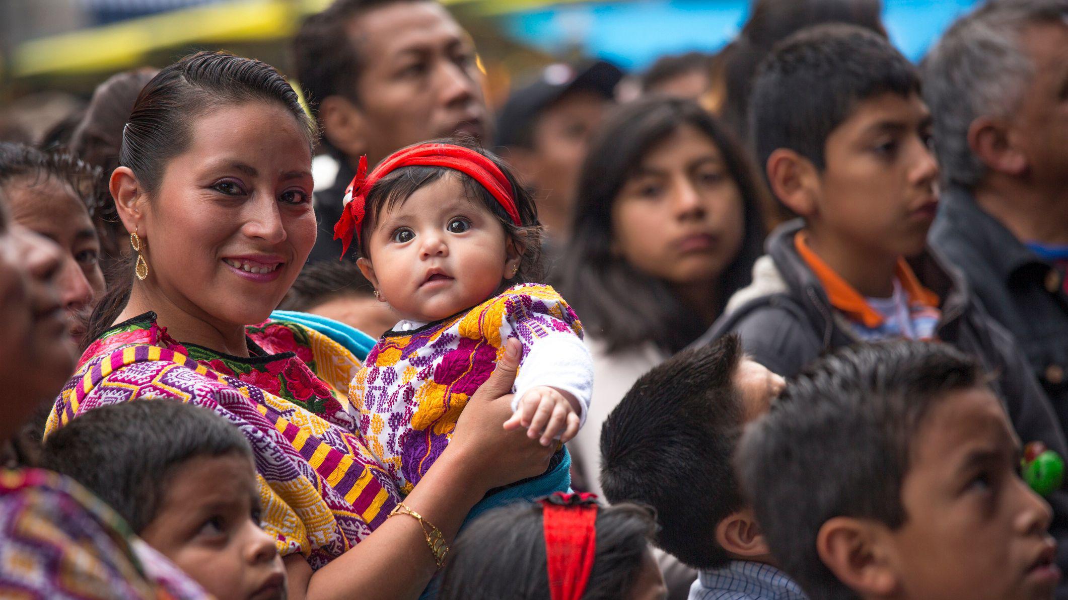 Mujer con un bebé en brazos. 