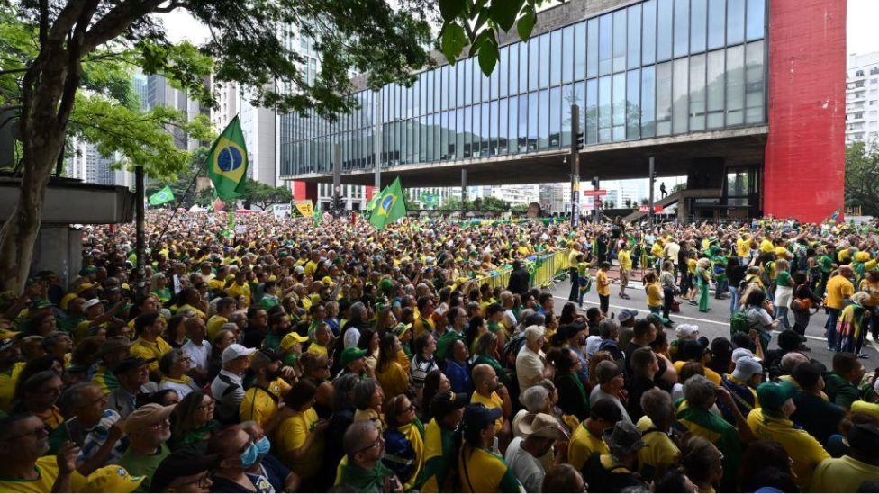 Veliki broj ljudi sa brazilskim zastavama na ulici