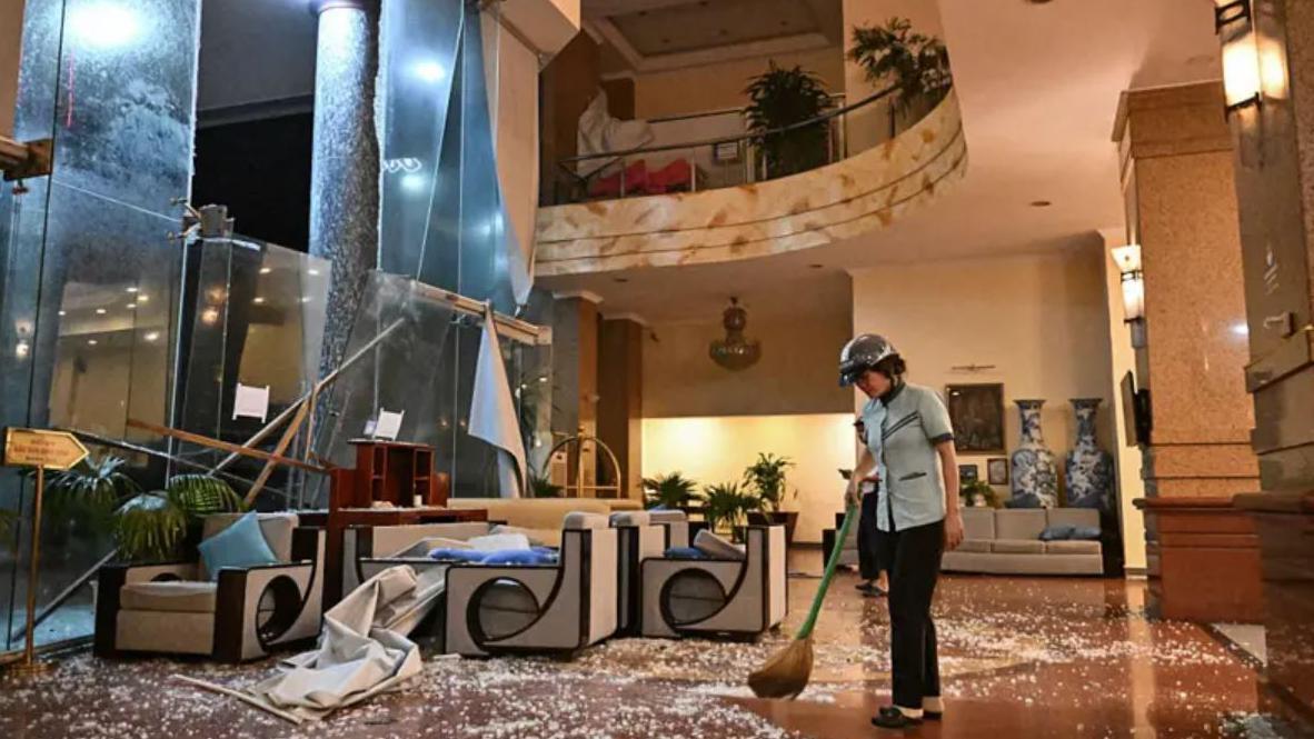 엉망이 된 호텔 내부를 청소하는 작업자의 모습
