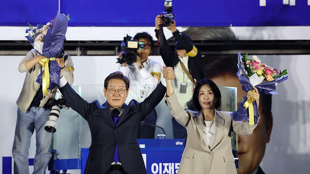2025年6月4日，在首爾，李在明與妻子金惠景在國會前慶祝勝選