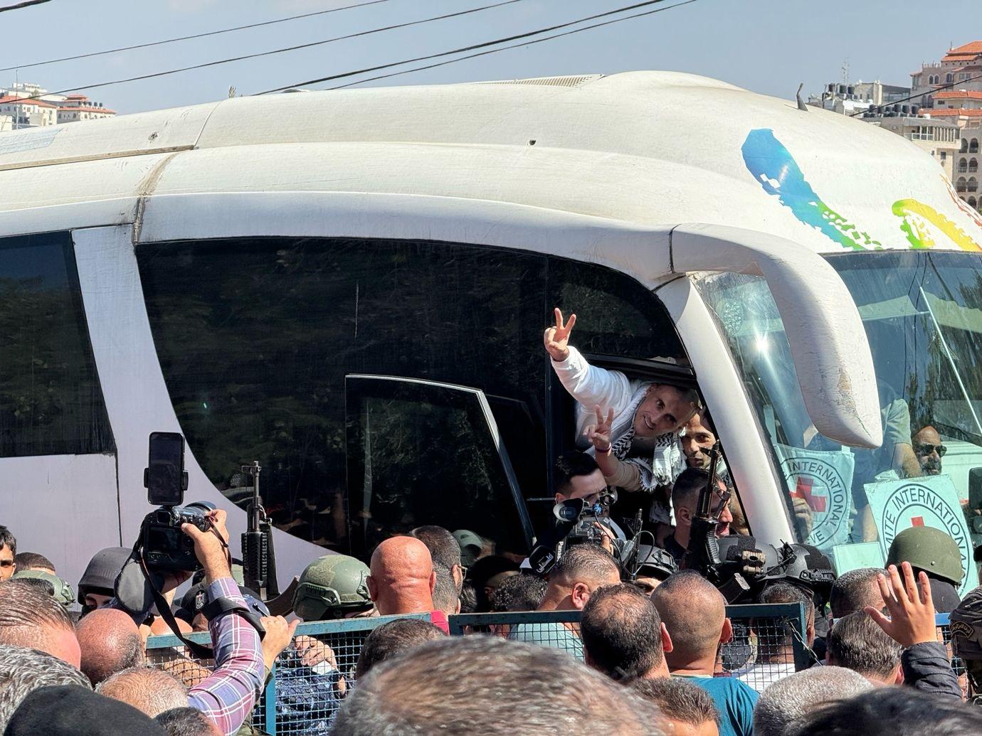 فيصل خليفة يرفع شارة النصر لحظة وصوله لمدينة رام الله.