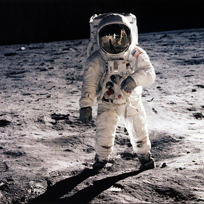 O astronauta americano Buzz Aldrin caminhando na superfície da Lua em 1969