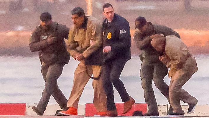 在制服警衛的押解下，委內瑞拉總統尼古拉斯・馬杜羅被上銬帶到曼哈頓下城直升機場，準備於2026年1月5日在美國紐約的聯邦法院出庭