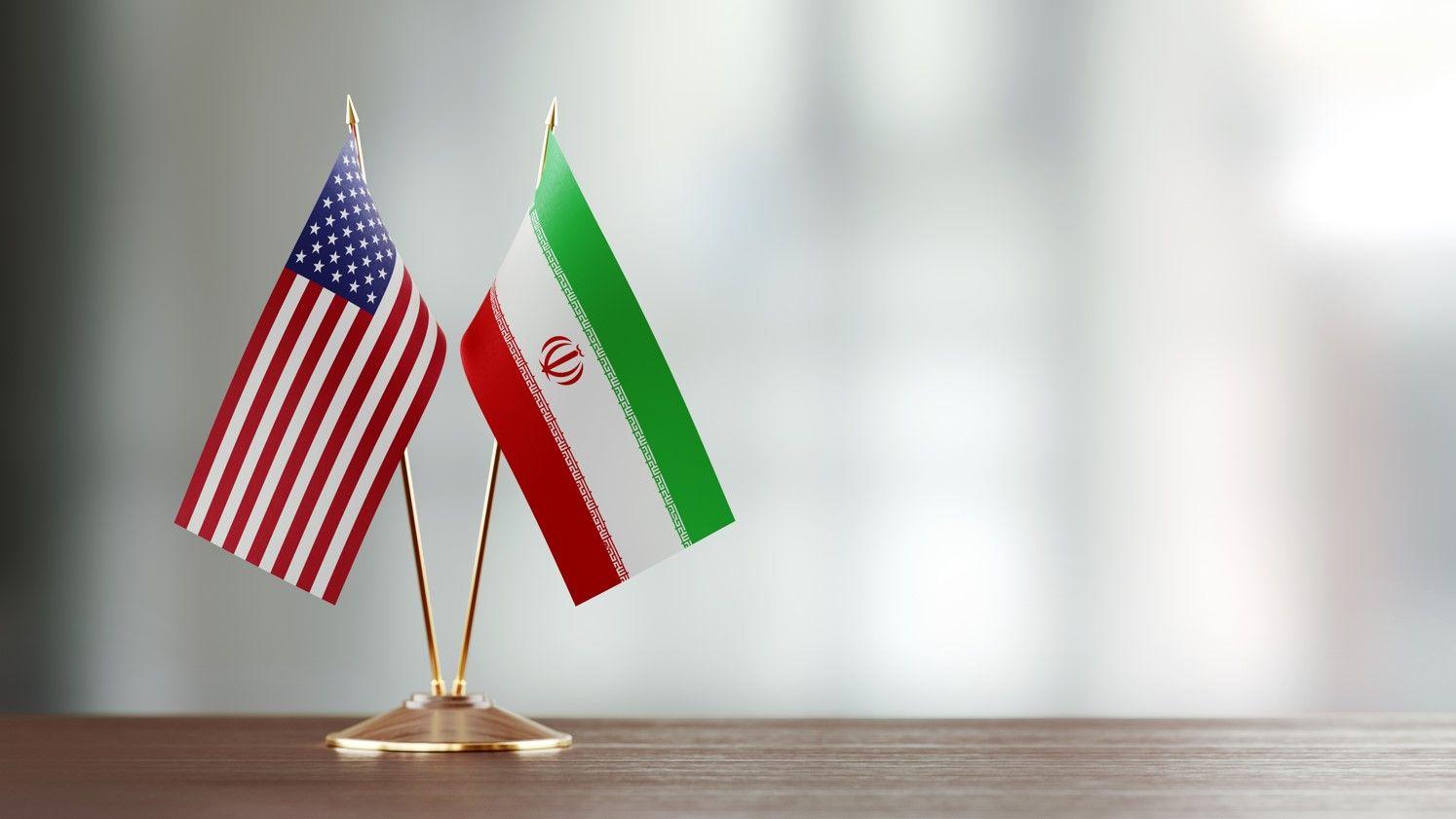واشنطن وطهران تتفقان على المضي نحو المرحلة التالية من المفاوضات وصولًا لاتفاق "دائم وملزم" 1 علمان أمريكي وإيراني
