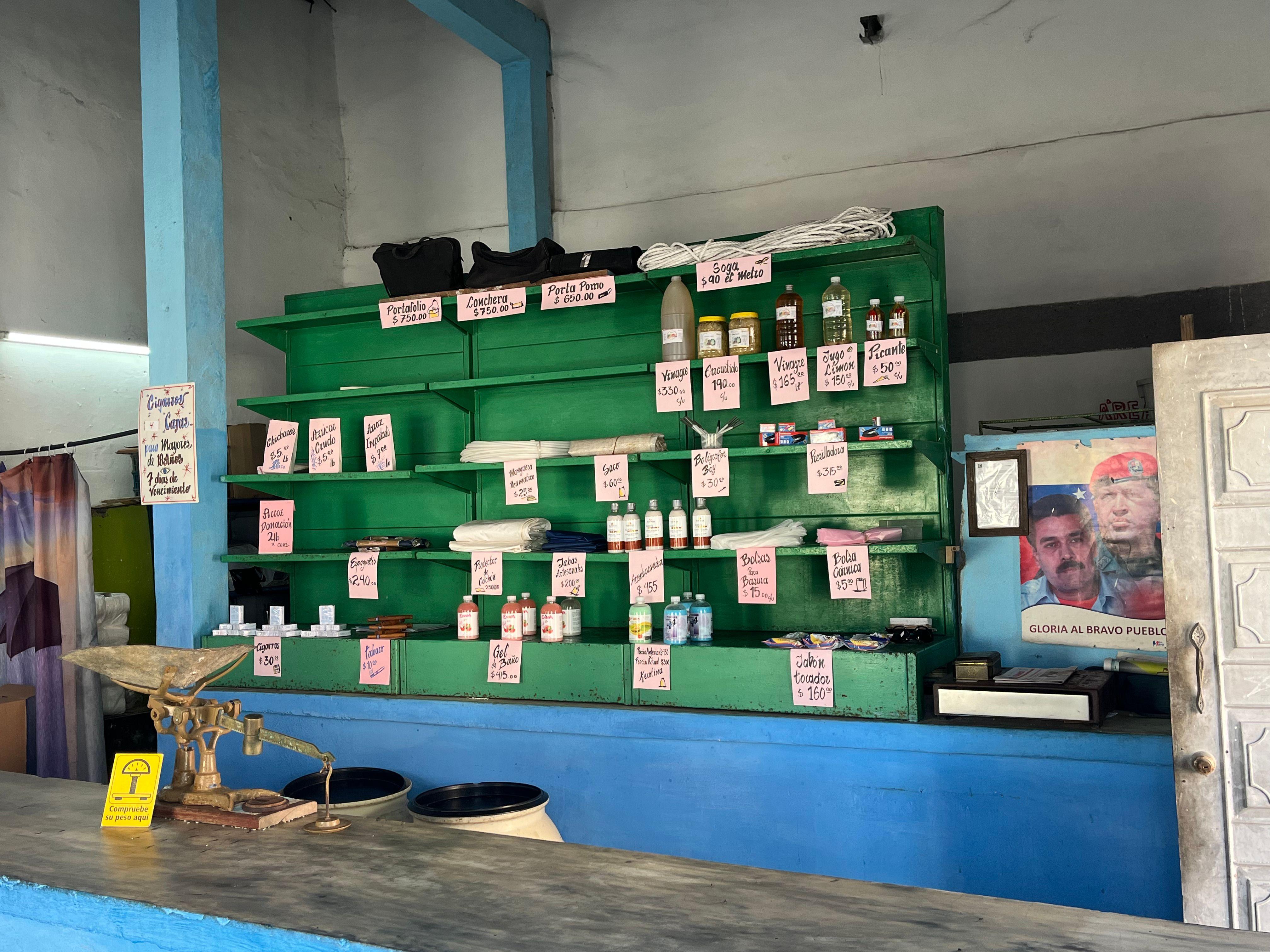 Prateleiras vazias num comércio em Cuba