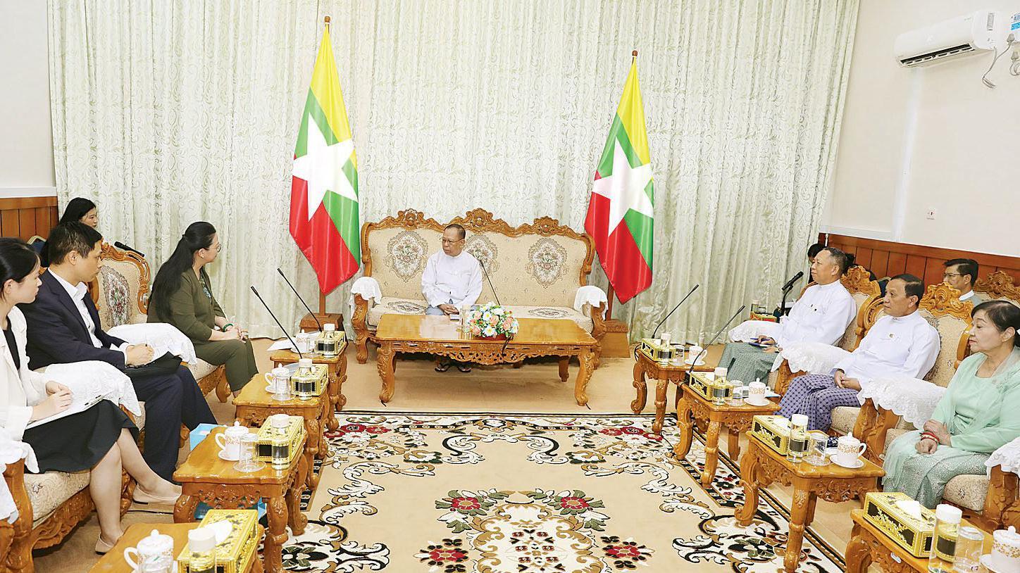 2025년 11월 28일 미얀마 수도 네피도에서 마 지아 중국 대사가 탄 소이 미얀마 연방선거위원회 위원장을 만난 모습