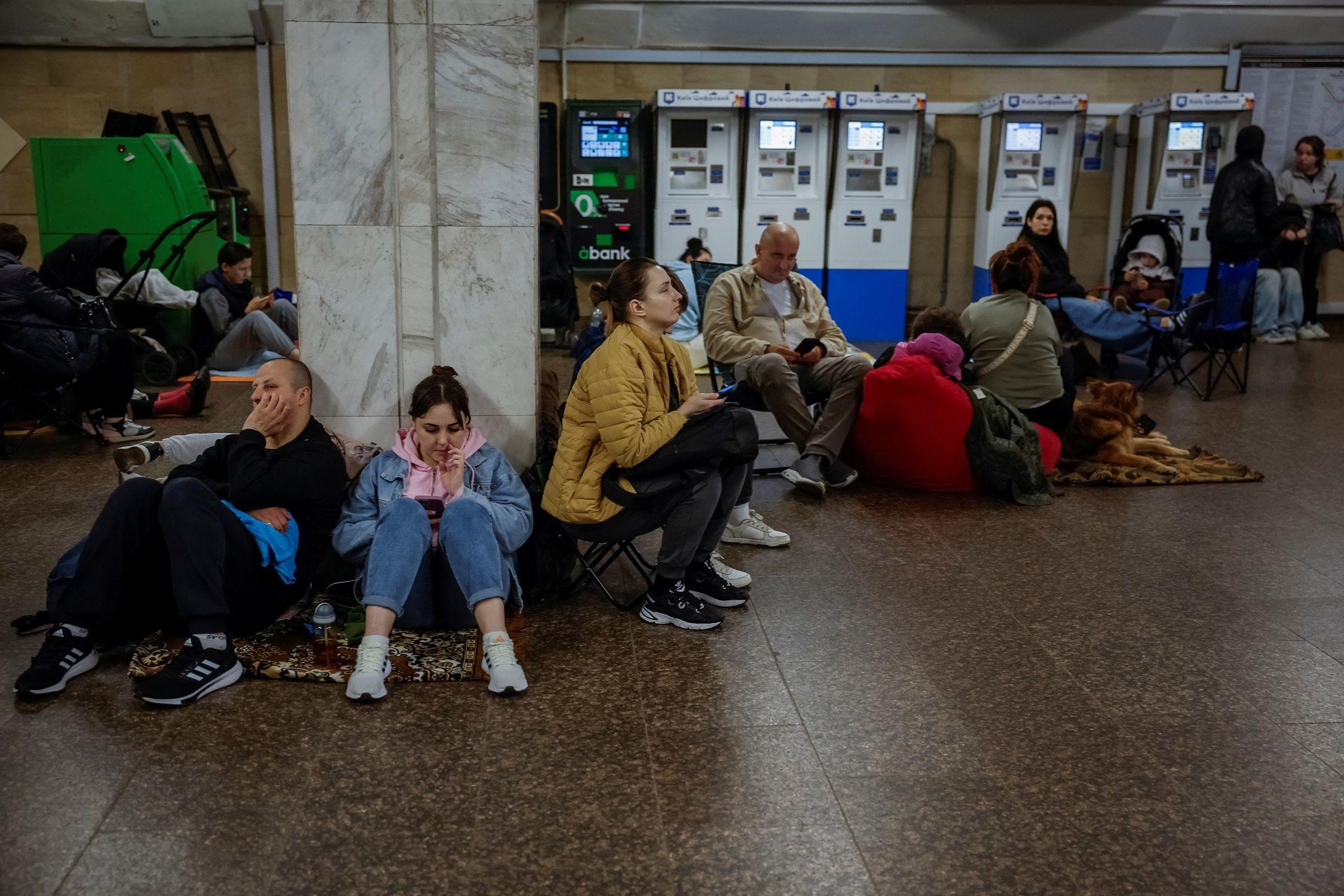 أشخاص يحتمون داخل محطة مترو خلال غارة عسكرية روسية، وسط الهجوم الروسي على أوكرانيا، في كييف، أوكرانيا، 25 مايو 2025.