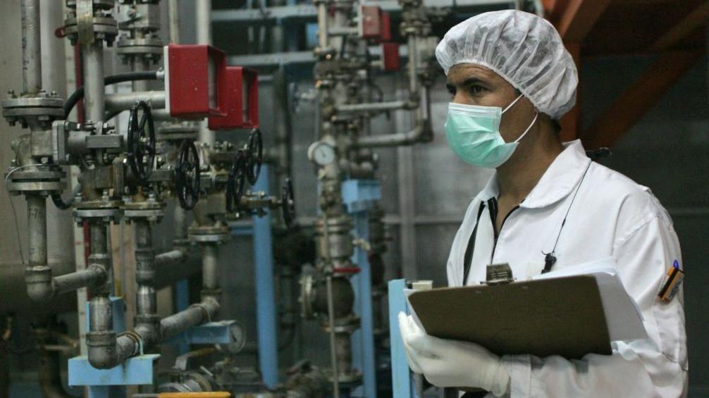 Seorang teknisi berdiri di depan peralatan di Fasilitas Konversi Uranium Isfahan (UCF) di Iran pada 3 Februari 2007.