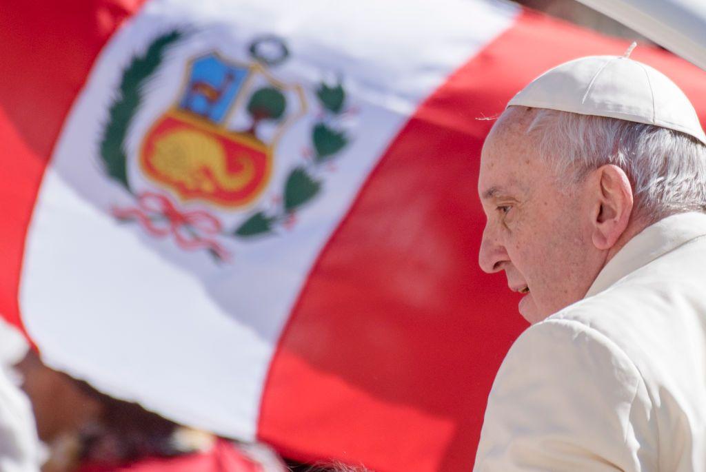 El papa Francisco, con una bandera de Perú que ondea al fondo.