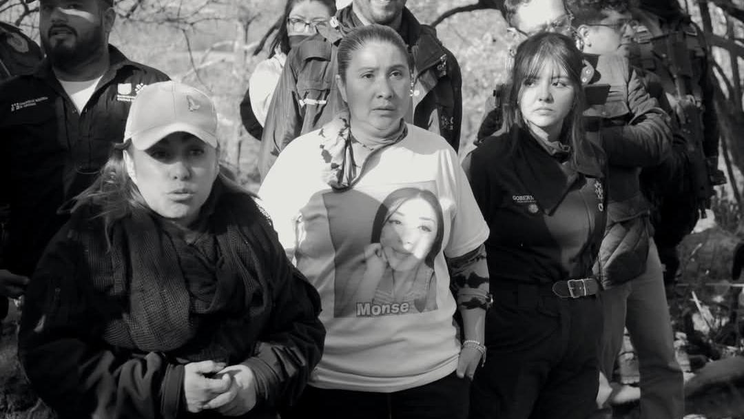Yadira González (izquierda) junto a un grupo de familiares buscadores de personas desaparecidas en México. La foto en en blanco y negro.