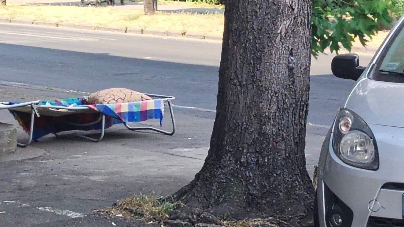 'Slobodna zona' Zemuna, više od 100 privedenih u petak širom Srbije 3 Ležaljka na ulici