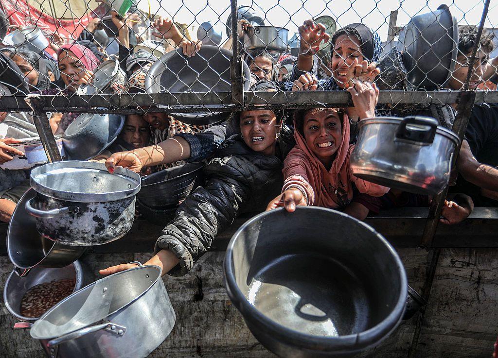 Mujeres desesperadas por comida