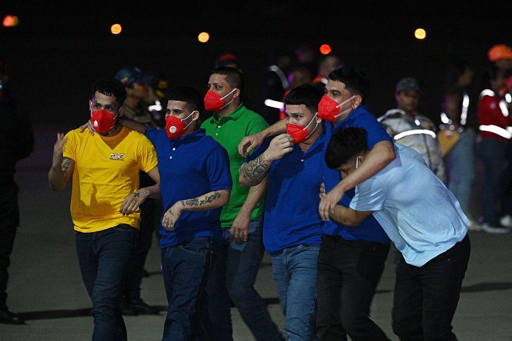 Venezolanos saliendo del avión