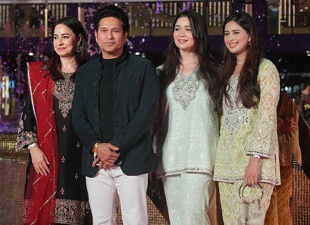 تندولکر اپنی اہلیہ، بیٹی اور بہو کے ساتھ حالیہ دنوں میں