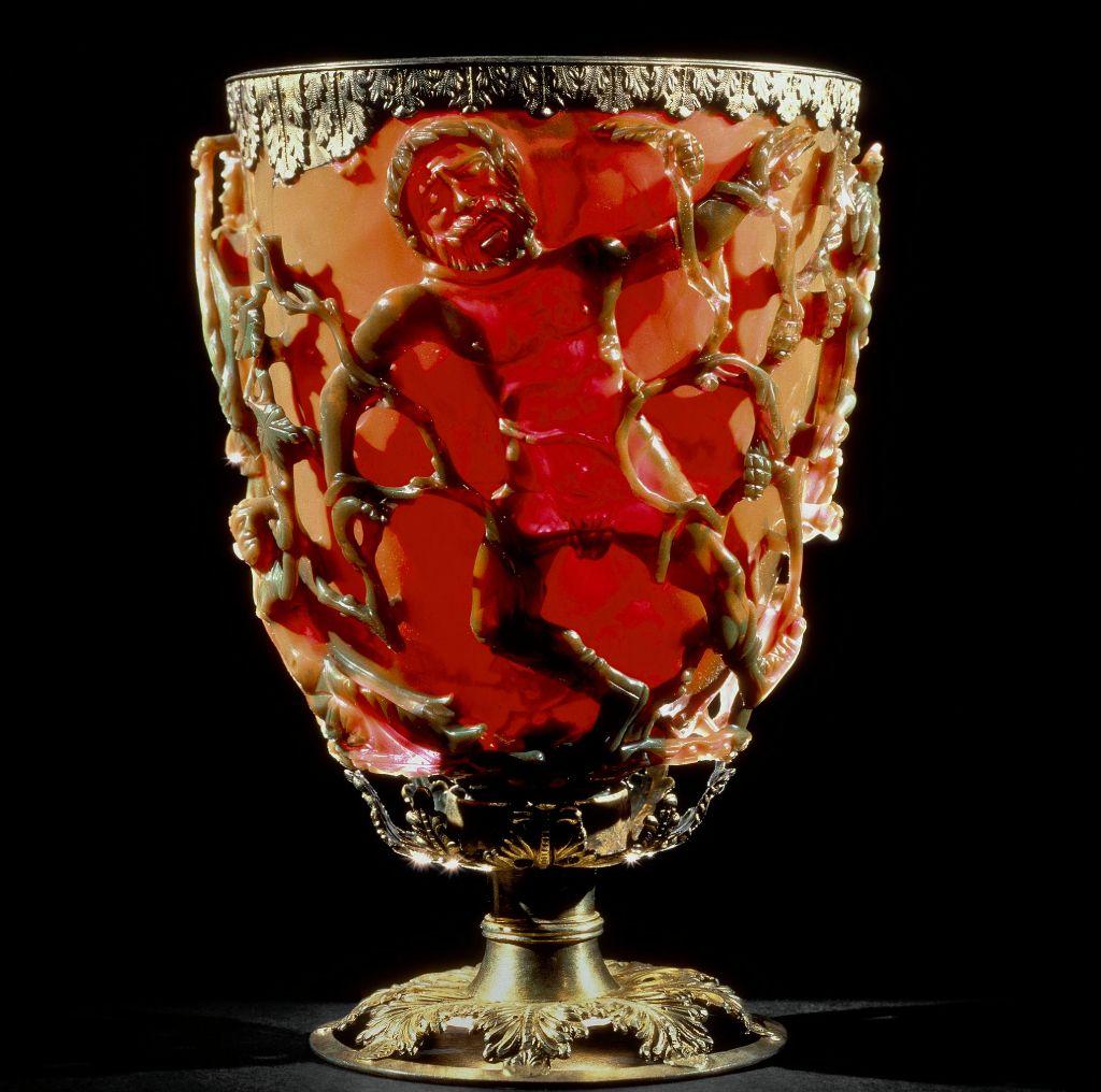 Copa para beber; de vidrio rojo; cubierta con diversas escenas que representan la muerte del rey Licurgo; el borde está adornado con una banda de plata dorada con motivos de hojas, además de una base de plata dorada con hojas de vid caladas.