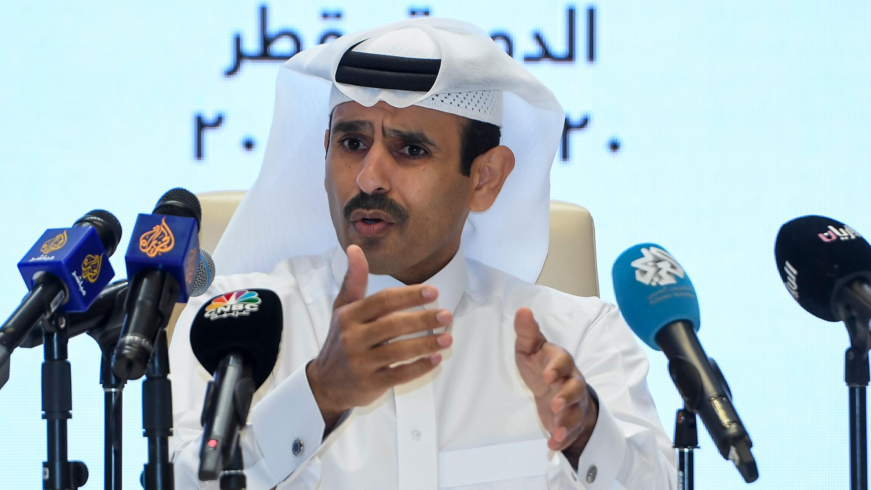 سعد بن شريدة الكعبي، وزير الطاقة القطري والرئيس التنفيذي لشركة قطر للطاقة متحدثاً وأمامه عدد من المكيروفونات.