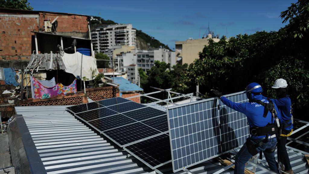 Instala&ccedil;&atilde;o de pain&eacute;is solares na favela Chap&eacute;u Mangueira, no Rio de Janeiro