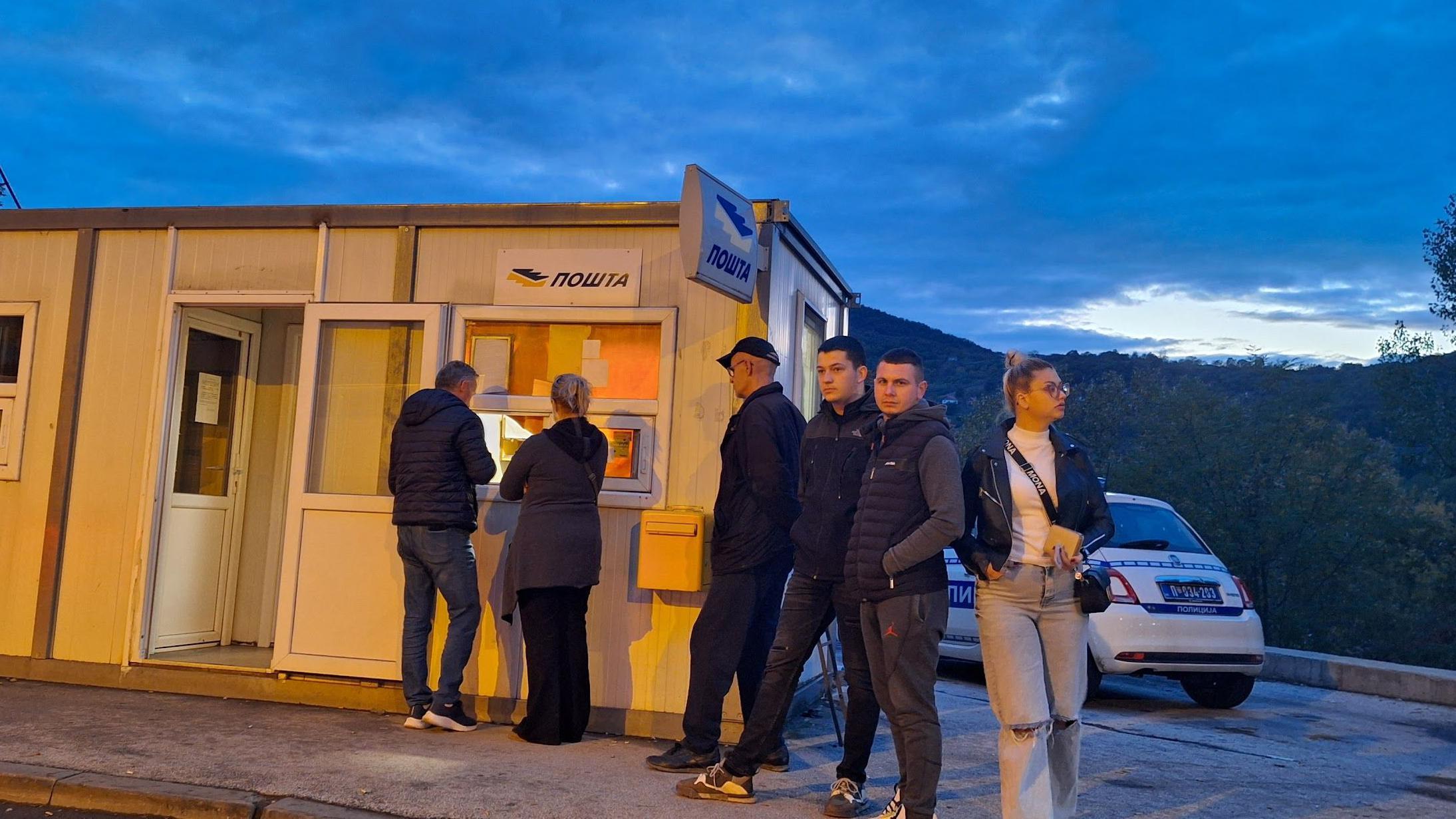 Ljudi stoje ispred barake u kojoj je Pošta