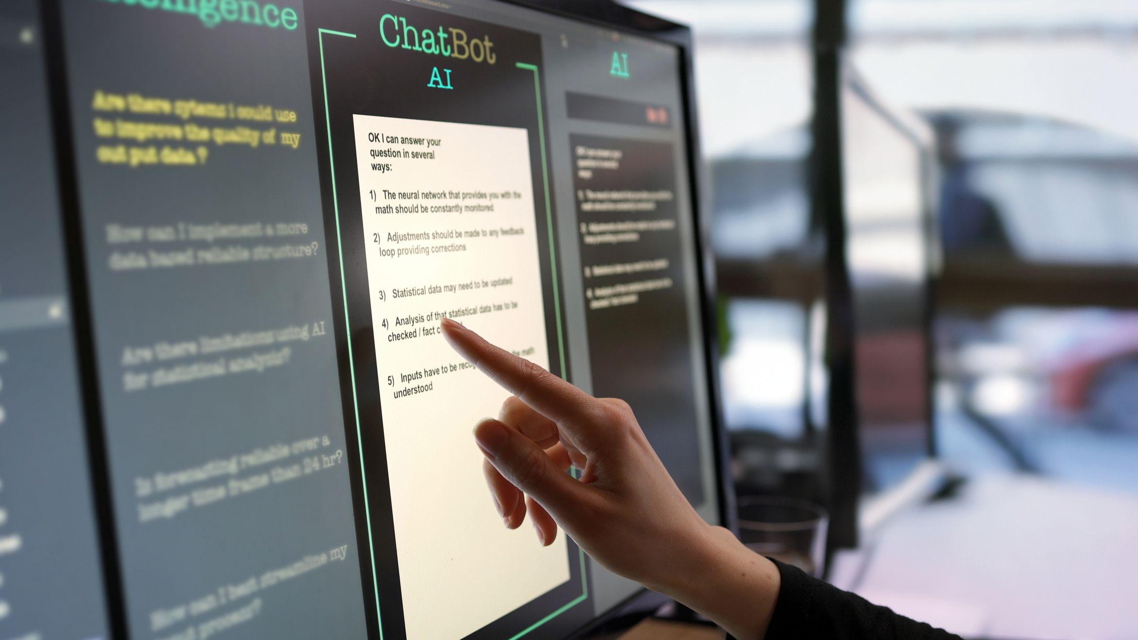 Una mano femenina apunta a una pantalla durante una conversación con un chatbot de IA