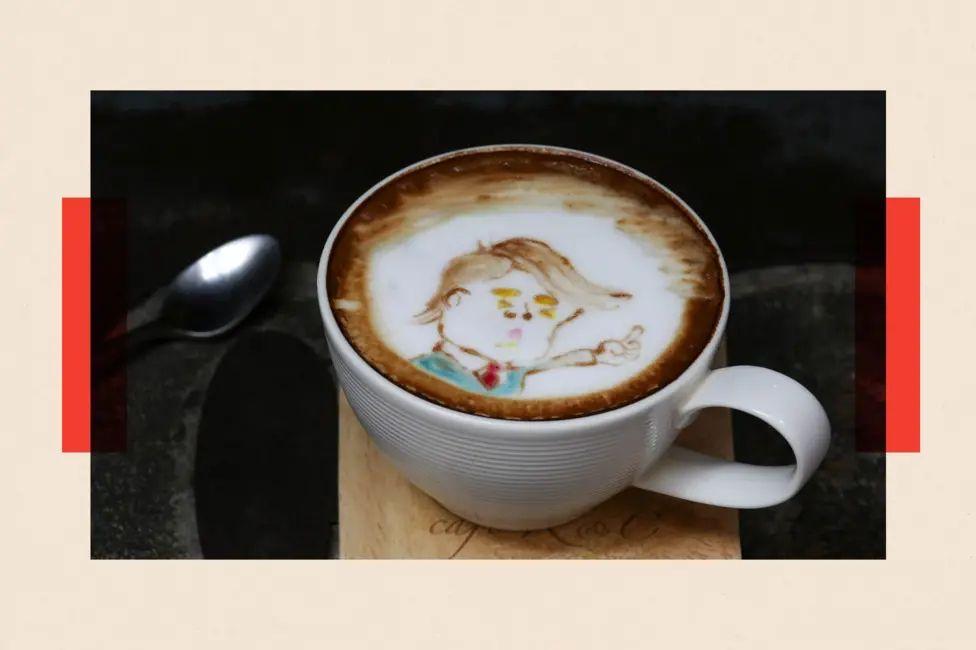 Un café en una taza, con la imagen de Donald Trump dibujada en la espuma.