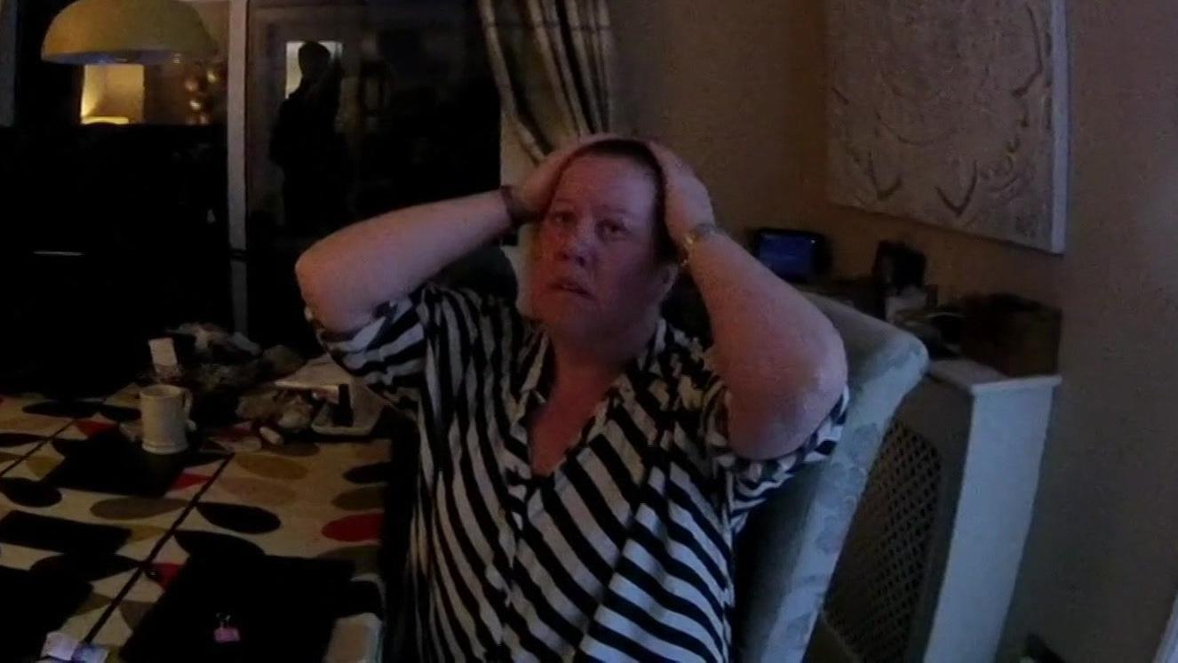 Michelle Mills com as m&atilde;os levantadas antes de ser presa 