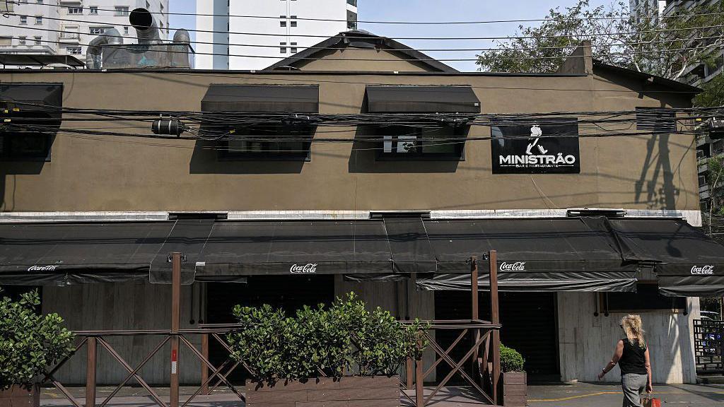 Faxada de um bar fechado em São Paulo.
