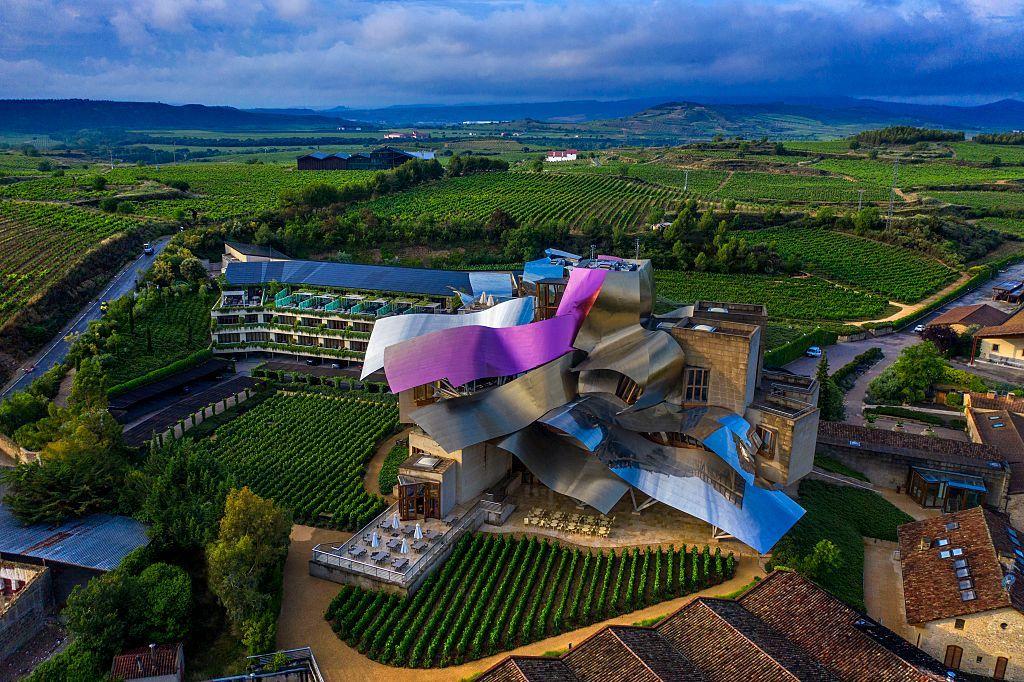 Exterior del Hotel Bodega Marqués de Riscal, diseñado por el arquitecto Frank Gehry, en la Rioja Alavesa, Álava, Araba Euskal Herria, Euskadi, España. (Foto: Sergi Reboredo/VWPics/Universal Images Group vía Getty Images)