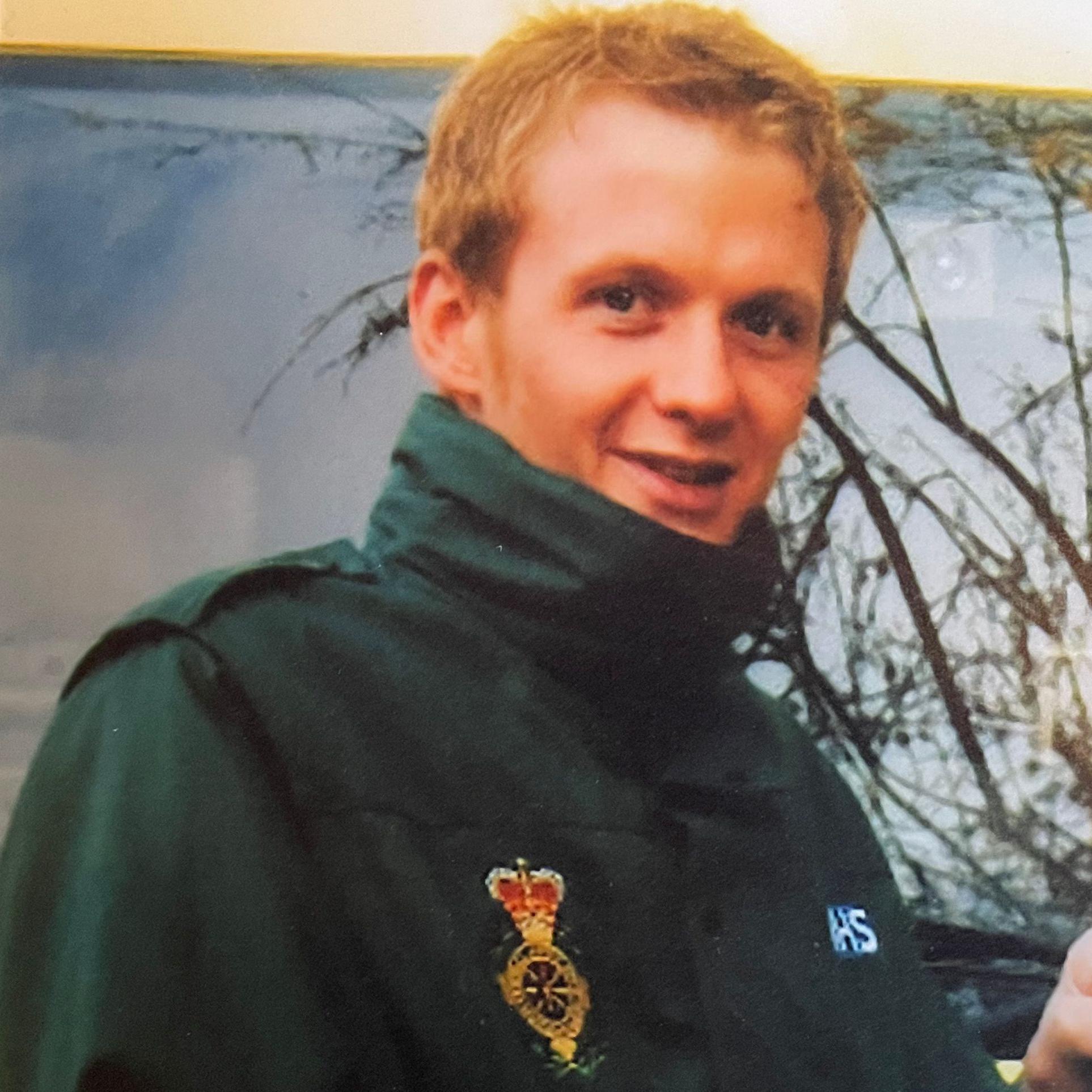 A imagem mostra James Hodgkinson vestindo o uniforme verde da ambulância