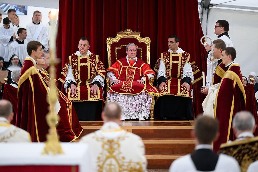 El obispo Alfonso de Galarreta junto a otros oficiantes de la la Fraternidad Sacerdotal San Pío X en Suiza