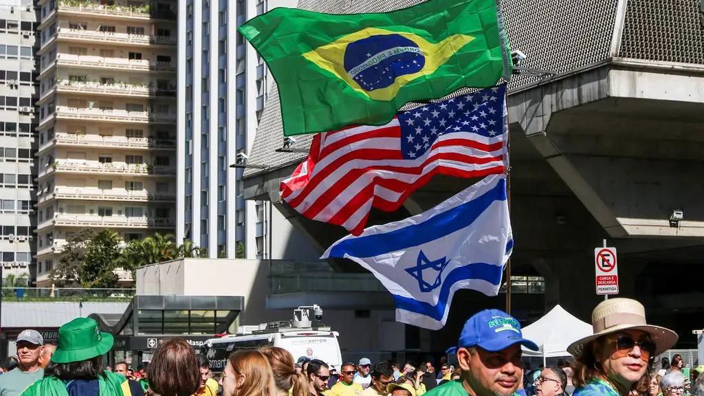 Em manifestação na Avenida Paulista, pessoas carregam bandeiras do Brasil, Estados Unidos e Israel, em ato em agosto convocado por aliados de Bolsonaro