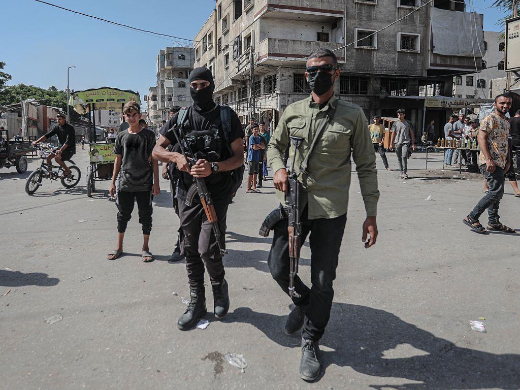 Dos hombres armados con fusiles AK 47 en las calles de Gaza